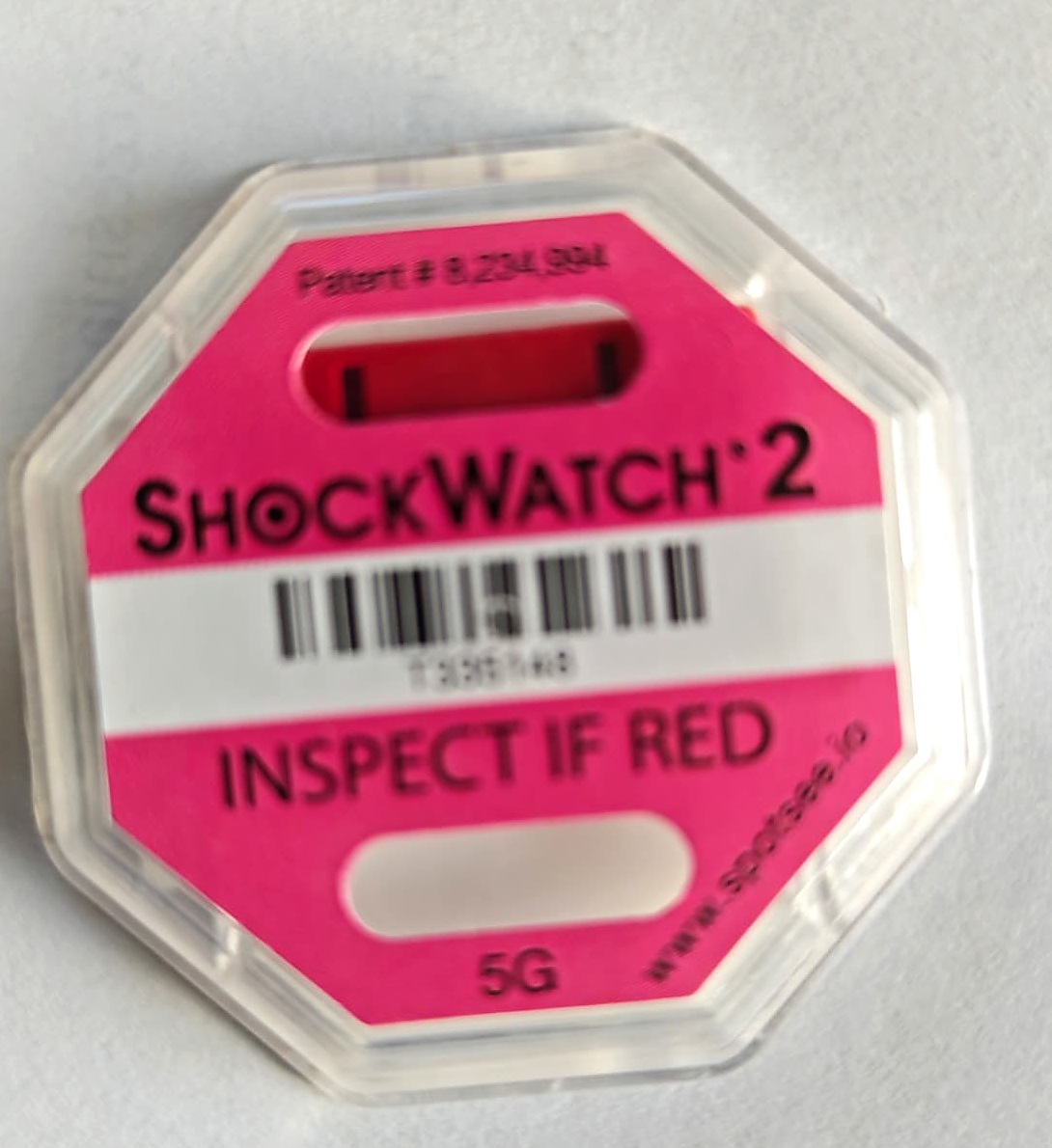 Zbity ShockWatch 2 — czerwone okienko po uderzeniu, dowód niewłaściwego obchodzenia się z przesyłką